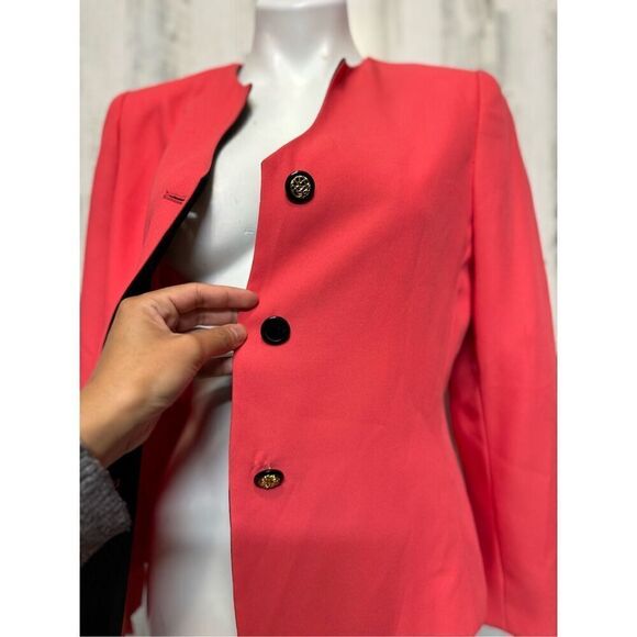 Donna Toran Suits pink blazer - Picture 3 of 10